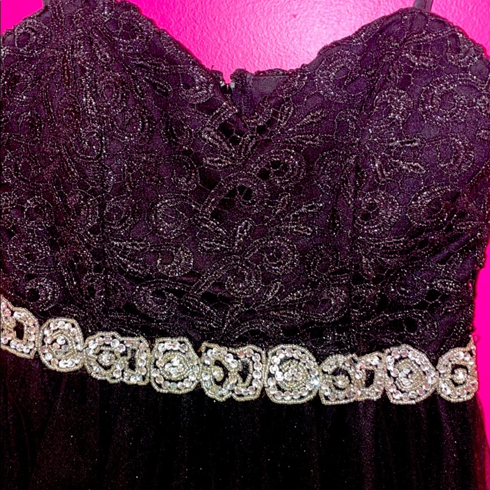 Short sparkly black dress. - Picture 2 of 3
